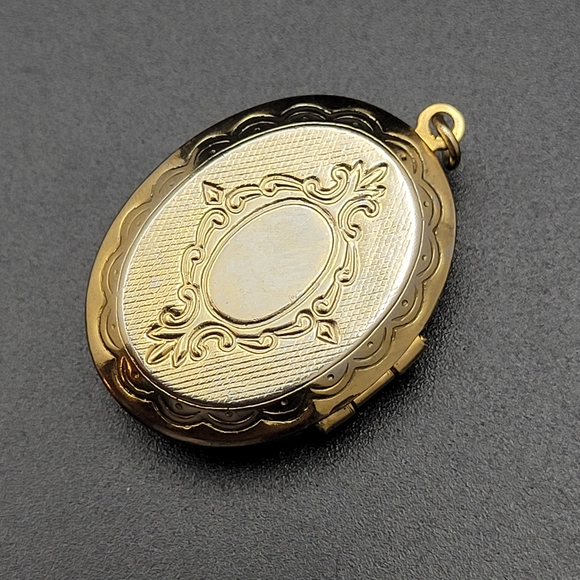 Vintage Gold Tone Cameo Locket *READ* - Picture 7 of 12